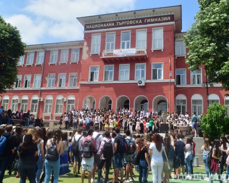 Красота и чар на двора на Търговската! Последният звънец удари СНИМКИ