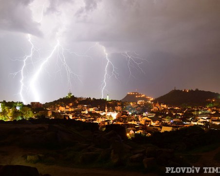 Няколко лъча слънце и... черни облаци надвисват над Пловдив, идват дъжд и бури!