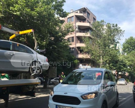 Паяк лази по бул. “Христо Ботев“ и “хапе“ нарушители СНИМКИ