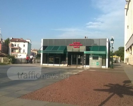 Подготвят площад “Централен“ за ремонт! Махат туристическия инфо център до Пощата СНИМКА