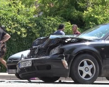 Започна се! Абитуриентка е ранена при катастрофа с 3 автомобила