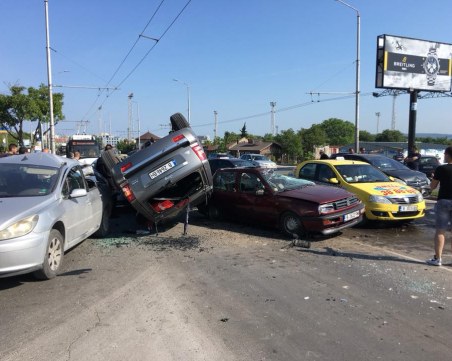 Зверска катастрофа! Шест коли са смазани, четирима са ранени СНИМКИ