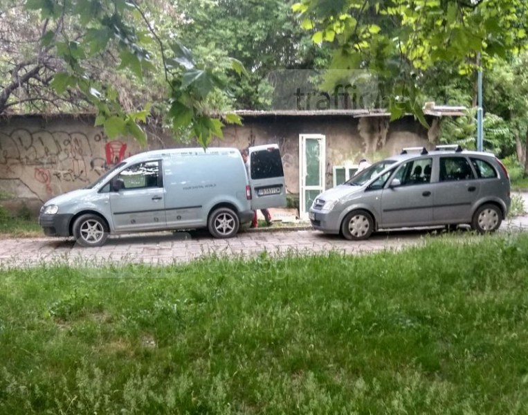 Кабелджии превърнаха пловдивски парк в депо за строителни отпадъци СНИМКИ