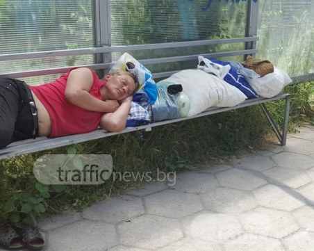 Не се възмущавайте от жената на пейката! Здравка е част от реалността! Но на кого му пука? СНИМКИ