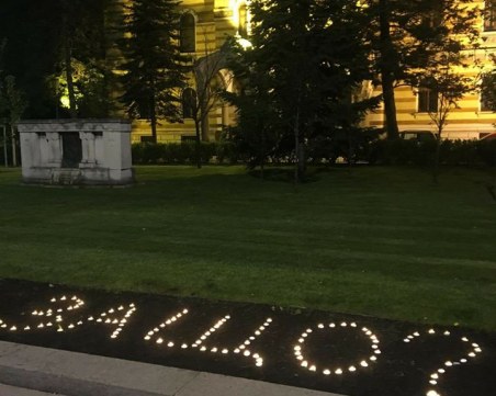 Флашмоб пред Светия синод- написнаха със свещи ЗАЩО?