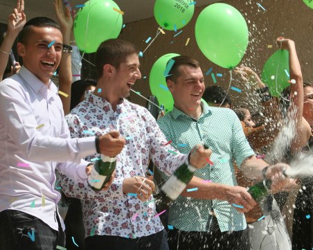 Гълъби полетяха над Английската! Шампанско и конфети гърмяха в последния учебен ден СНИМКИ