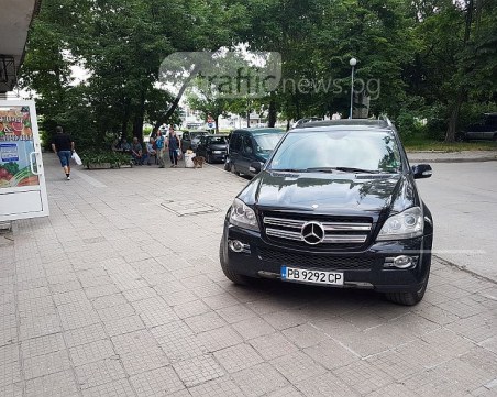Мерцедес се настани на тротоара пред голям магазин СНИМКИ
