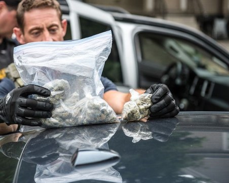 Младеж бе арестуван в двора на пловдивско училище заради наркотици