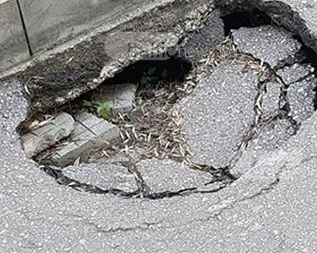 Огромни ями зейнаха на 