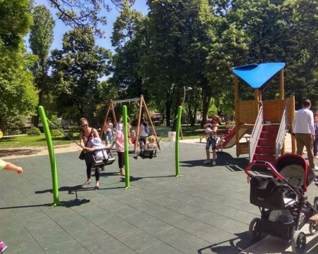Откриха нова детска площадка в голям парк в Кючука, ъпгрейдват го още СНИМКИ
