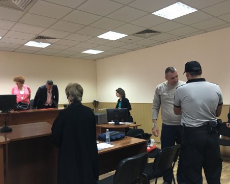 Полицейски шефове очи в очи с тъщата на подсъдимия полицай Венцислав Караджов