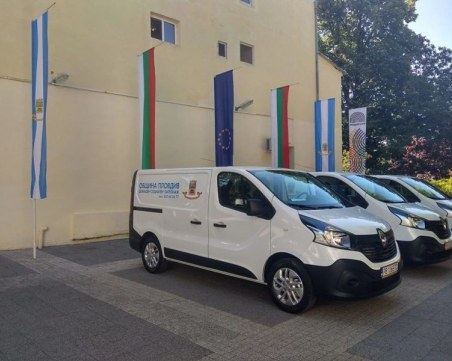 Разнасят храна на възрастни хора в Пловдив с нови коли за 140 000 лева СНИМКИ