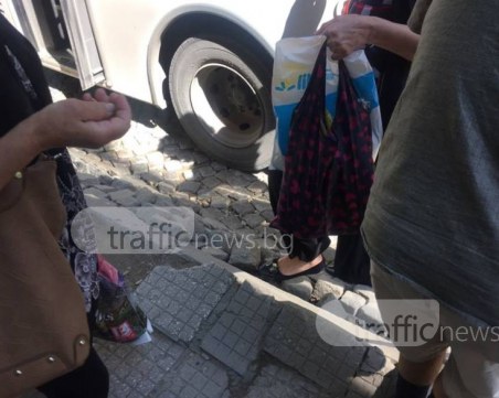 Ако искате да се спънете, да пропаднете и да се изкъпете, елате на спирка в Смирненски! СНИМКИ