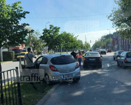Старозагорска кола отнесе ограда в Пловдив след удар с хасковски автомобил СНИМКИ