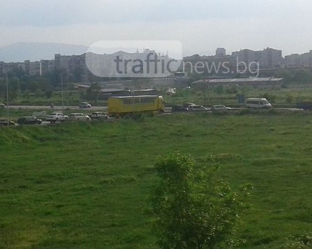Закъсал тир блокира обходния път на Пловдив
