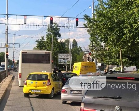 Зверско задръстване на оживен булевард причини закъсал автомобил СНИМКИ