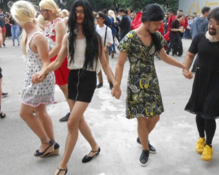 Абитуриенти шокираха с вида си! Вместо ризи и панталони - рокли и перуки СНИМКИ