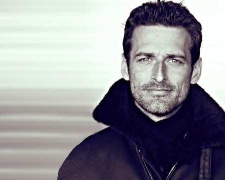 Чаровният принц, който ще снима сватбата на Хари и Меган