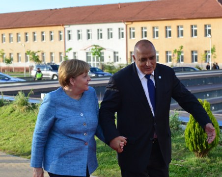 Любовта между Борисов и Меркел в СНИМКИ