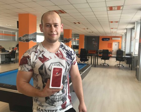 Младеж получи чисто нов айфон 8 само с едно селфи с пловдивски бисквити ВИДЕО и СНИМКИ