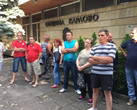 Спонтанно: Розопроизводители блокираха Община Карлово