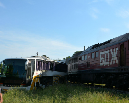 Влак помете автобус с работници, четирима са пострадали СНИМКИ