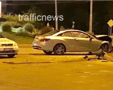 Зверска катастрофа на кръгово в Пловдив, има ранена СНИМКИ