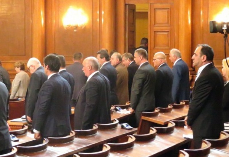 Депутатите почетоха жертвите на Баташкото клане с минута мълчание