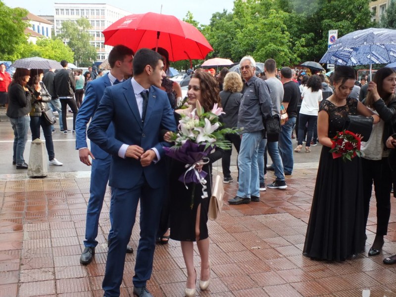 Лоша новина за абитуриентите: Бури и градушки ни връхлитат за баловете