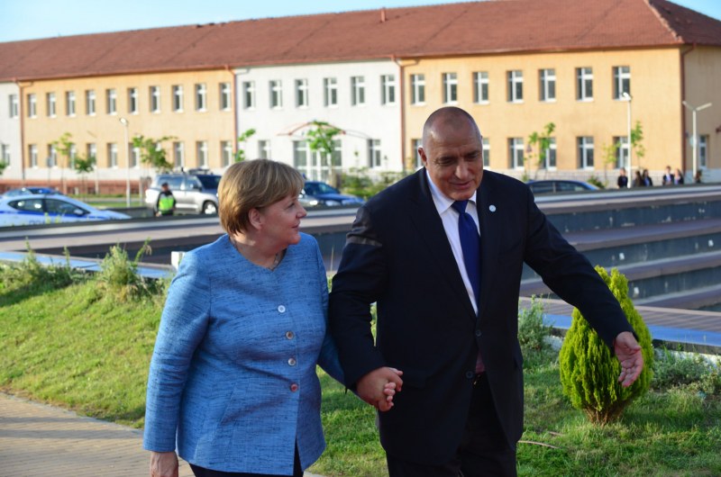 Любовта между Борисов и Меркел в СНИМКИ