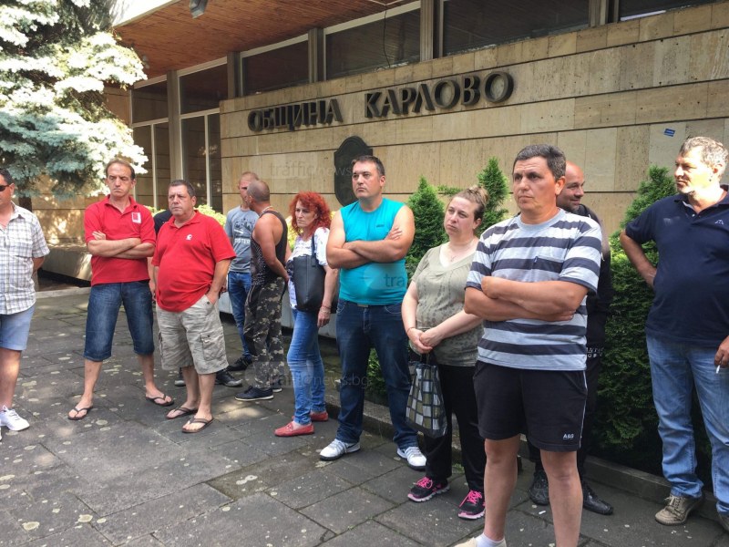 Спонтанно: Розопроизводители блокираха Община Карлово