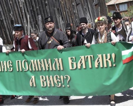 Хиляди почувстваха величието на Батак! Заря покри небето за празника на града СНИМКИ