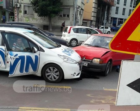 Катастрофа до църквата “Света Петка“! Служебна кола опита да мине на червено СНИМКИ