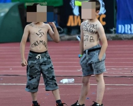 Левски отнесе огромна глоба заради изрисуваните със свастики деца