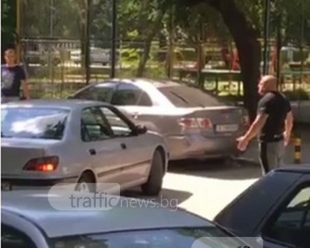 Объркан пловдивчанин се изтипоса напречно на улица! 10 минути иска да му направят място ВИДЕО