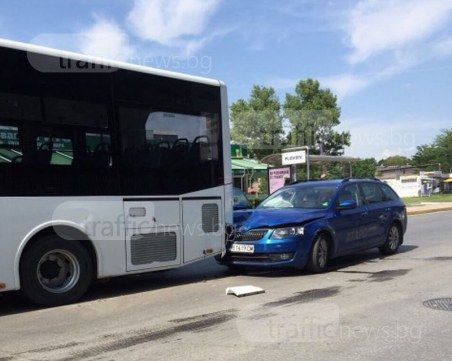 Шкода се заби в автобус на Пещерско шосе, предницата е смачкана СНИМКИ
