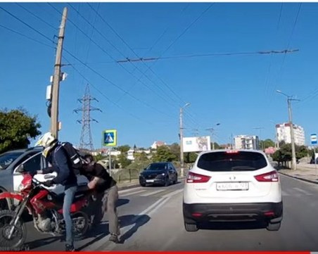 Шофьор удари велосипедист на зебра и тръгна да бие... мотоциклетист ВИДЕО