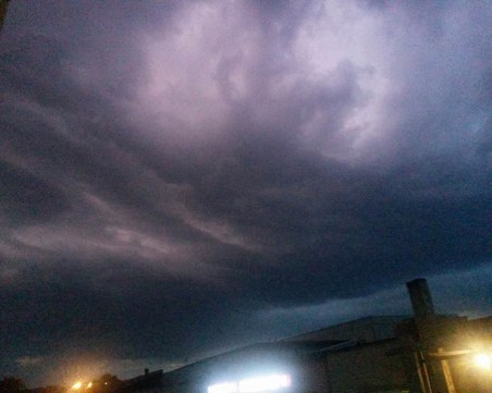 Светкавици раздират небето над Пловдив, цяла нощ ще вали