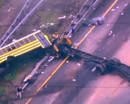 Училищен автобус е неузнаваем след тежка катастрофа с камион! Двама загинаха