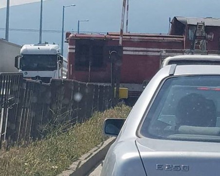 Влакът на Кукленско минава, а бариерите... вдигнати! СНИМКИ