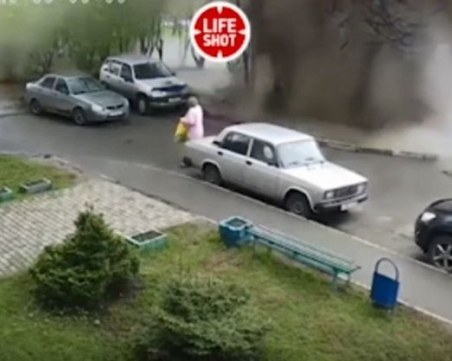 Жена се опита да избяга от бликнал “земен“ дъжд, но... безуспешно ВИДЕО