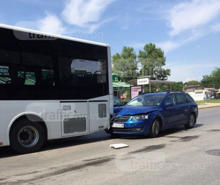Шкода се заби в автобус на Пещерско шосе, предницата е смачкана СНИМКИ