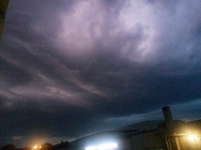 Светкавици раздират небето над Пловдив, цяла нощ ще вали