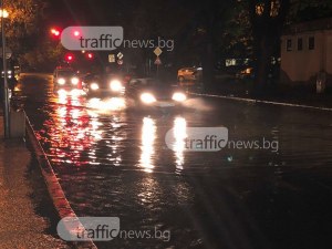 Проливният дъжд превърна улиците в реки ВИДЕО