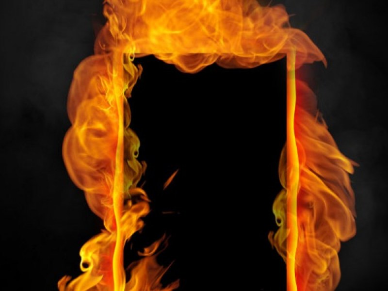 Жена подпали входната врата на 31-годишен мъж от Бачково