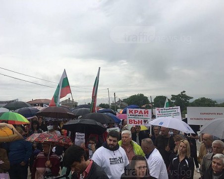 Белащица се вдигна на бунт заради кариерата! Имало бум на респираторни заболявания ВИДЕО и СНИМКИ