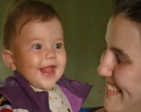 Доброволци помогнаха на майка с 8-месечно бебе, останали на улицата ВИДЕО