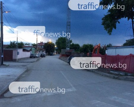 Строеж изяде тротоар и спирка в Остромила СНИМКИ
