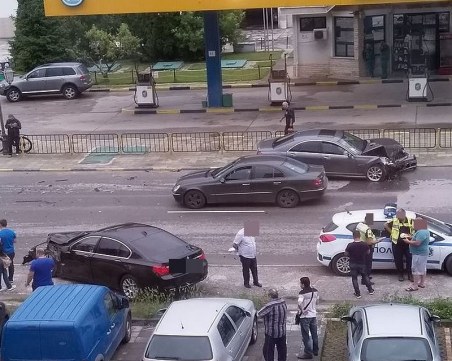 Тежка катастрофа в Кючука! Две луксозни коли се помляха СНИМКИ