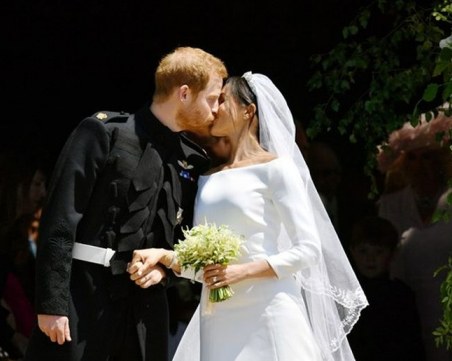 Вижте първата целувка на принц Хари и Меган СНИМКИ